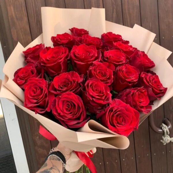 Букет из 21 красной розы в стильной упаковке