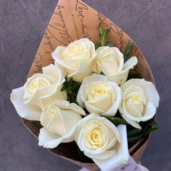 Букет из 9 белых роз Аваланж