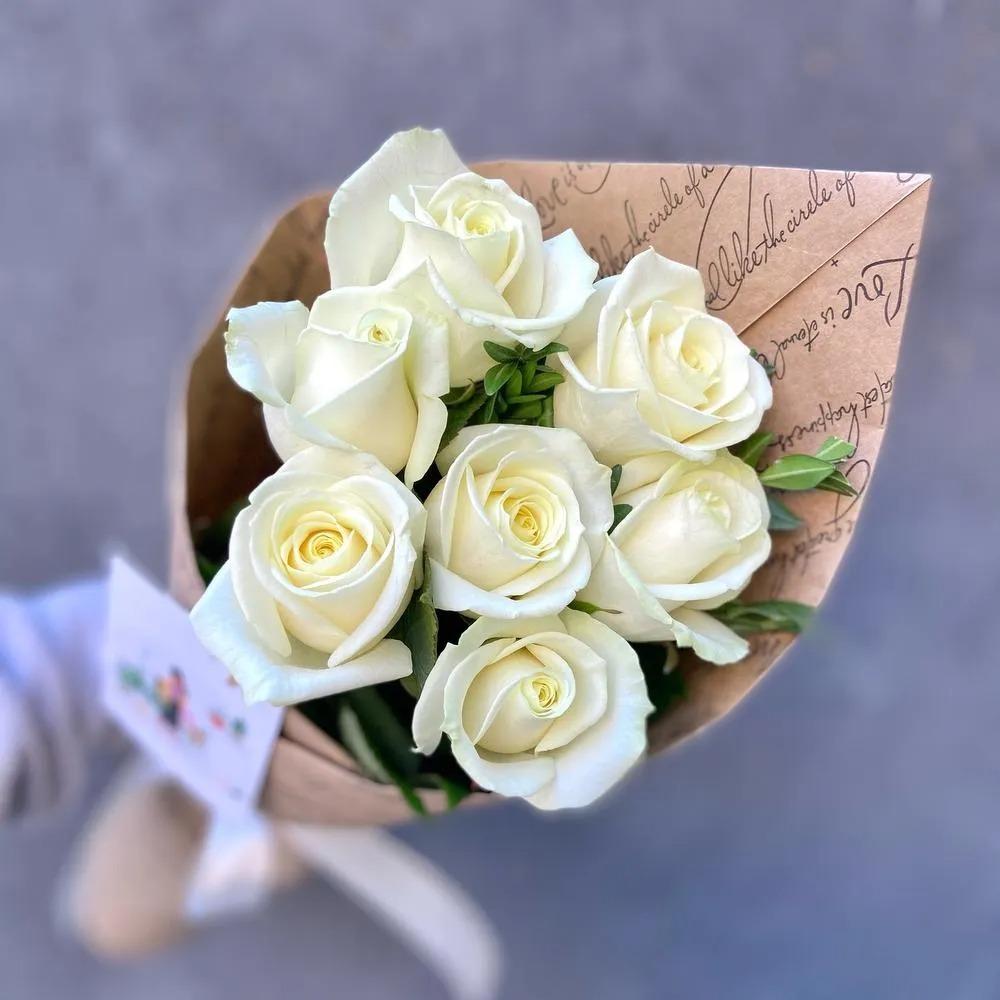 Букет из 7 белых роз Аваланж