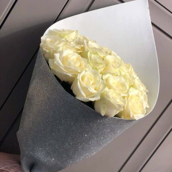 Букет из 19 белых роз в дизайнерской упаковке
