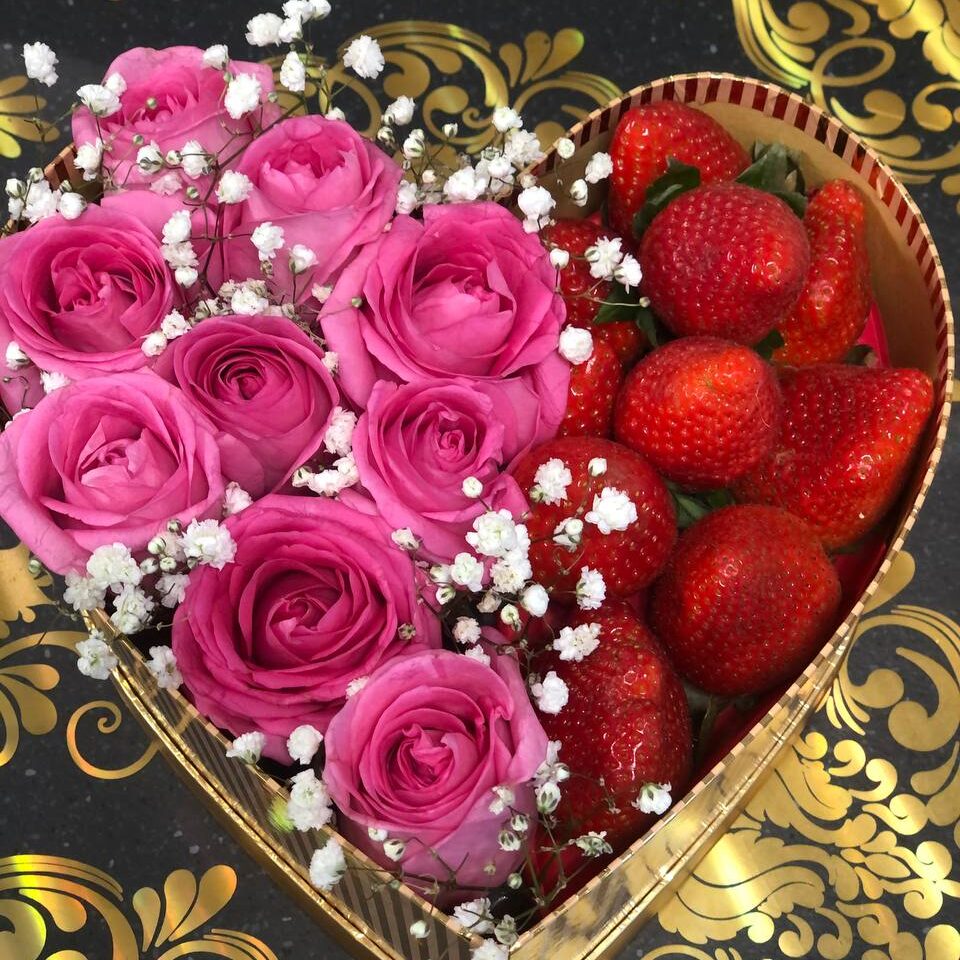 Коробка сердце с розами и клубничкой