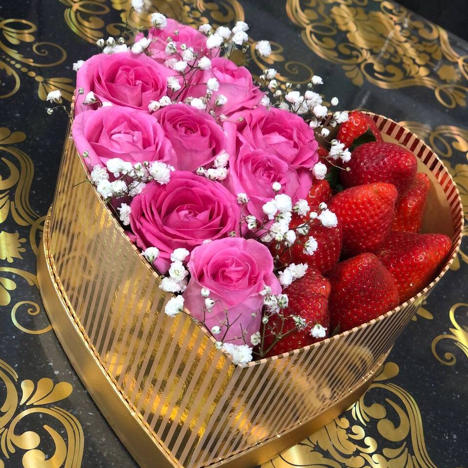 Коробка сердце с розами и клубничкой