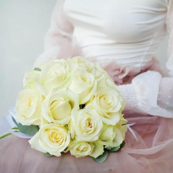 Букет невесты из белых роз и эвкалипта