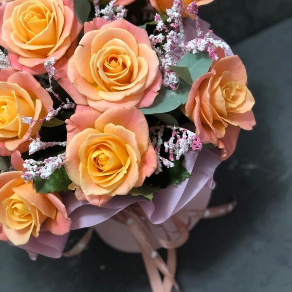 Цветы в коробке с розами Мисс Пигги