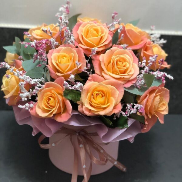 Цветы в коробке с розами Мисс Пигги