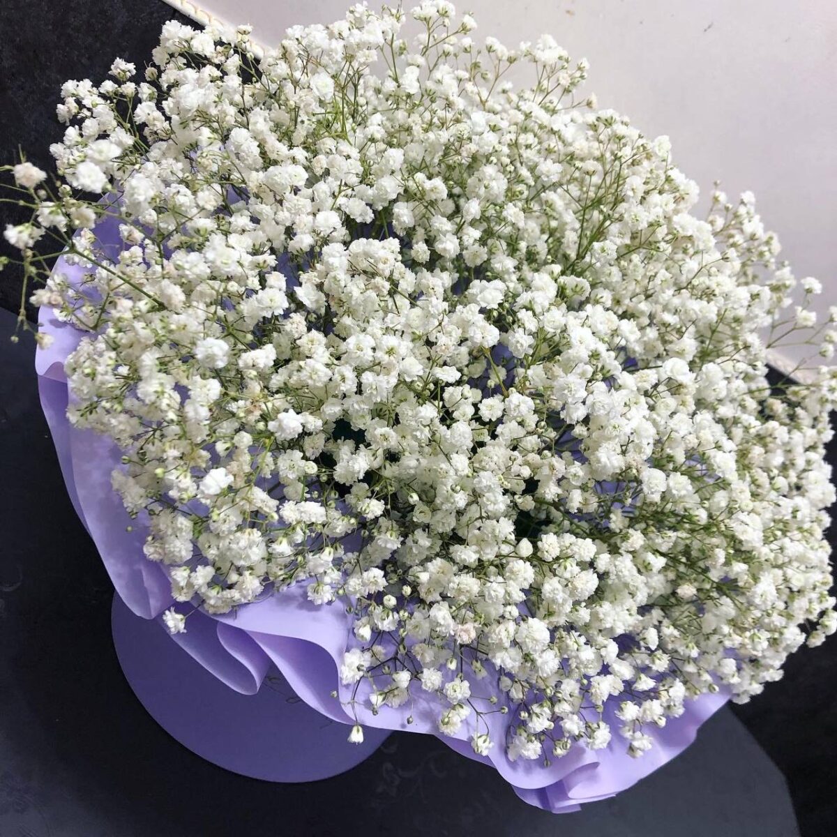 Цветы в коробке белая гипсофила