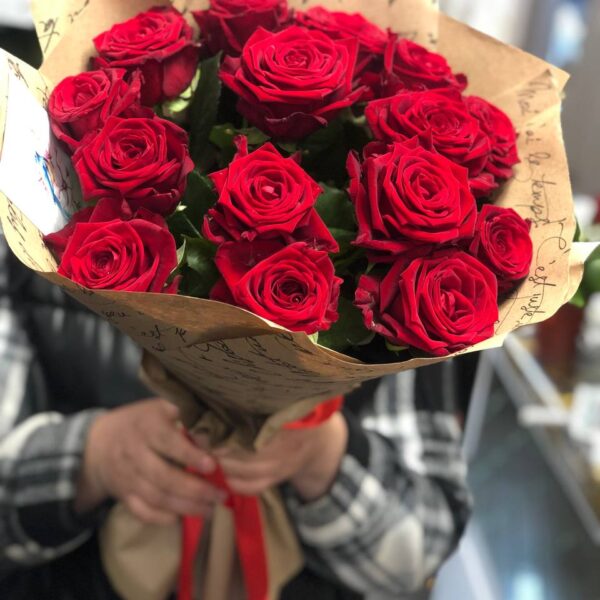 Букет из 15 красных роз Red Naomi